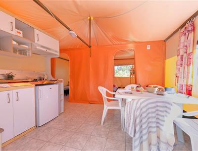 Wohnzimmer und Küche des möblierten Zeltes für 5 Personen 2 Schlafzimmer 2 Blumen