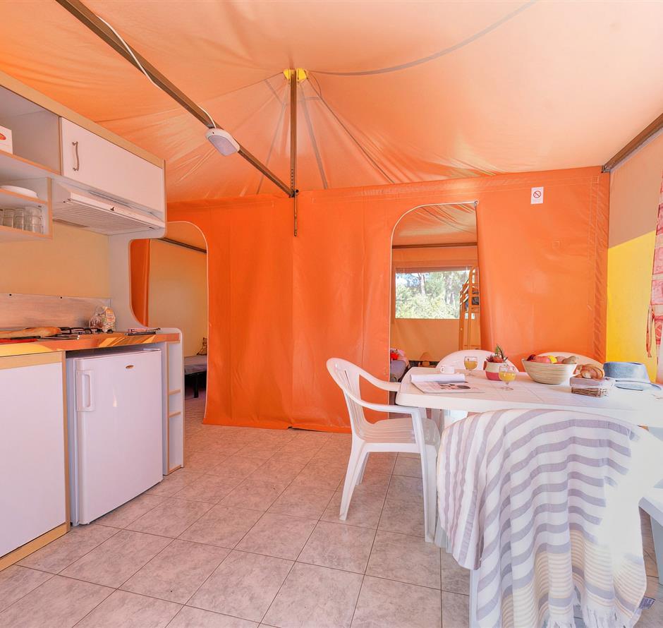 Wohnzimmer und Küche des möblierten Zeltes für 5 Personen 2 Schlafzimmer 2 Blumen - CAMPING*** Les Sirènes